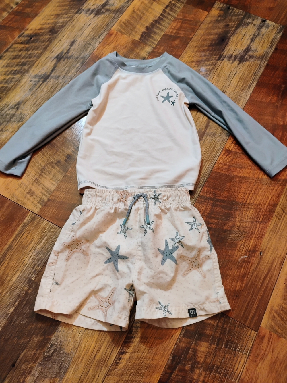 Boys 2t Long-Sleeve Rash Guard and Starfish Swim Trunks - Light Gray & White